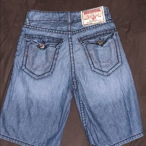 PRE-OWNED  MENS TRUE RELIGION SHORTS SIZE  31.